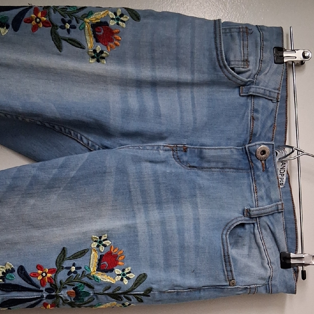 Embroidered Light Denim Caprus, Size 6 Petite - Picture 11 of 11